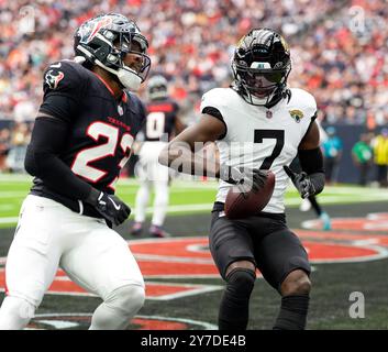 Houston, Tx, USA. September 2024. Jaguars Wide Receiver Brian Thomas Jr. (7) erzielte einen 2-Yard-Touchdown-Fang während eines NFL-Spiels zwischen den Houston Texans und den Jacksonville Jaguars am 24. August 2024 in Houston. Die Texaner haben mit 24:20. (Kreditbild: © Scott Coleman/ZUMA Press Wire) NUR REDAKTIONELLE VERWENDUNG! Nicht für kommerzielle ZWECKE! Quelle: ZUMA Press, Inc./Alamy Live News Stockfoto