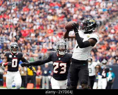 Houston, Tx, USA. September 2024. Jaguars Wide Receiver Brian Thomas Jr. (7) erzielte einen 2-Yard-Touchdown-Fang während eines NFL-Spiels zwischen den Houston Texans und den Jacksonville Jaguars am 24. August 2024 in Houston. Die Texaner haben mit 24:20. (Kreditbild: © Scott Coleman/ZUMA Press Wire) NUR REDAKTIONELLE VERWENDUNG! Nicht für kommerzielle ZWECKE! Quelle: ZUMA Press, Inc./Alamy Live News Stockfoto