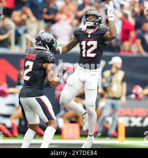 Houston, Tx, USA. September 2024. Der Texans Wide Receiver Nico Collins (12) feiert, nachdem er am 24. August 2024 in Houston einen 3-Yard-Touchdown-Empfang bei einem NFL-Spiel zwischen den Houston Texans und den Jacksonville Jaguars erzielte. Die Texaner haben mit 24:20. (Kreditbild: © Scott Coleman/ZUMA Press Wire) NUR REDAKTIONELLE VERWENDUNG! Nicht für kommerzielle ZWECKE! Quelle: ZUMA Press, Inc./Alamy Live News Stockfoto