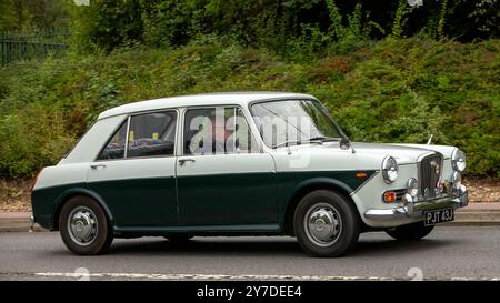 Milton Keynes, Großbritannien - 29. September 2024: 1971 Wolseley 1300 Oldtimer auf einer britischen Straße Stockfoto