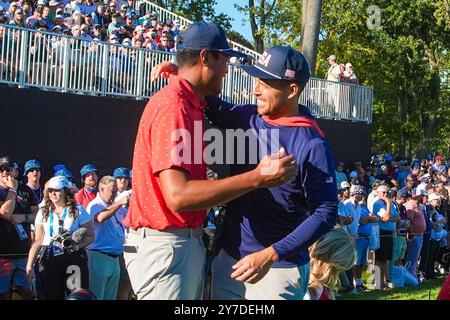 Montreal, Quebec, USA. September 2024. Tony Finau (USA)(L) und Xander Schauffele feiern auf dem 17. Grün, nachdem das US-Team den Presidents Cup 2024 im Royal Montreal Golf Club gewonnen hat. (Kreditbild: © Debby Wong/ZUMA Press Wire) NUR REDAKTIONELLE VERWENDUNG! Nicht für kommerzielle ZWECKE! Quelle: ZUMA Press, Inc./Alamy Live News Stockfoto