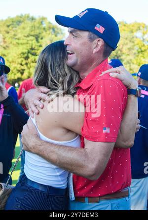 Montreal, Quebec, USA. September 2024. Keegan Bradley (USA)(R) und seine Frau Jillian feiern auf dem 17. Grün, nachdem das US-Team den Presidents Cup 2024 im Royal Montreal Golf Club gewonnen hat. (Kreditbild: © Debby Wong/ZUMA Press Wire) NUR REDAKTIONELLE VERWENDUNG! Nicht für kommerzielle ZWECKE! Quelle: ZUMA Press, Inc./Alamy Live News Stockfoto