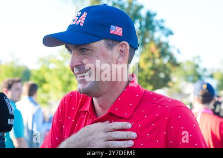 Montreal, Quebec, USA. September 2024. Keegan Bradley (USA) spricht mit den Medien auf dem 17. Green, nachdem das US-Team den Presidents Cup 2024 im Royal Montreal Golf Club gewonnen hat. (Kreditbild: © Debby Wong/ZUMA Press Wire) NUR REDAKTIONELLE VERWENDUNG! Nicht für kommerzielle ZWECKE! Quelle: ZUMA Press, Inc./Alamy Live News Stockfoto