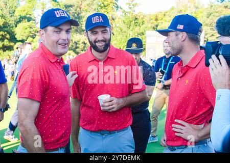 Montreal, Quebec, USA. September 2024. (L-R) Keegan Bradley, Scottie Scheffler und Sam Burns (USA) feiern auf dem 17. Grün, nachdem Keegan und das US-Team den Presidents Cup 2024 im Royal Montreal Golf Club gewonnen haben. (Kreditbild: © Debby Wong/ZUMA Press Wire) NUR REDAKTIONELLE VERWENDUNG! Nicht für kommerzielle ZWECKE! Quelle: ZUMA Press, Inc./Alamy Live News Stockfoto