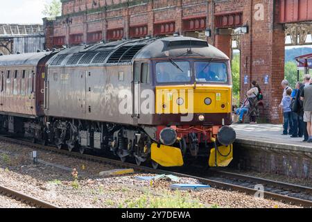 Ein Diesel der Klasse 57 kommt in Wakefield an Stockfoto