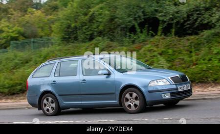 Milton Keynes, Großbritannien - 29. September 2024: Skoda Octavia Kombi mit blauem Dieselmotor 2007 fährt auf einer britischen Straße Stockfoto