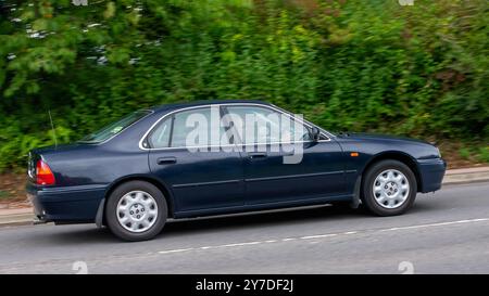 Milton Keynes, Großbritannien - 29. September 2024: 1998 blauer Rover 618 Auto fährt auf einer britischen Straße Stockfoto