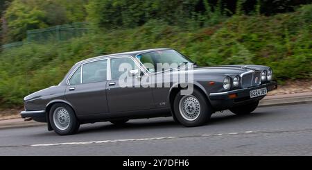 Milton Keynes, Großbritannien - 29. September 2024: 1985 Jaguar Sovereign Oldtimer auf einer britischen Straße Stockfoto