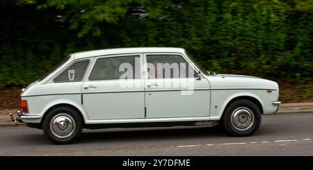 Milton Keynes, Großbritannien - 29. September 2024: 1973 weißer Rover Maxi-Wagen, der auf einer britischen Straße fährt Stockfoto