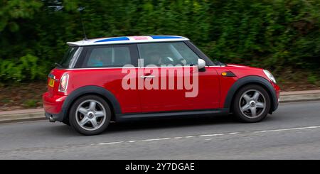 Milton Keynes, Großbritannien - 29. September 2024: 2007 roter Mini Cooper Car auf einer britischen Straße Stockfoto