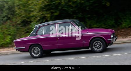 Milton Keynes, Großbritannien - 29. September 2024: 1973 purpurroter Triumph Dolomite Oldtimer auf britischer Straße Stockfoto