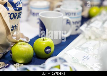 Birmingham, Großbritannien. SEPTEMBER 2024. Pro Kemi Badenoch Merchandise am ersten Tag der Konservativen Parteikonferenz vom ICC Konferenzzentrum in Birmingham, dies ist die erste Konferenz seit 14 Jahren, auf der die Konservativen in Opposition sind. Credit Milo Chandler/Alamy Live News Stockfoto