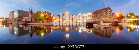 Panoramablick auf die Uferpromenade von Bydgoszcz in der Abenddämmerung mit historischen und modernen Gebäuden entlang des Flusses Brda in Polen Stockfoto