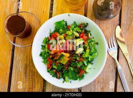 Türkischer Coban-Salat oder Shepherds-Salat in einer Schüssel Stockfoto