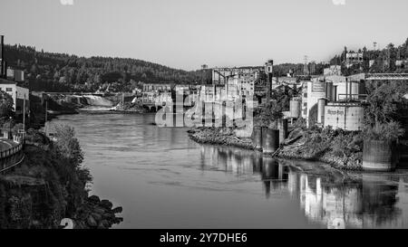 Schwarzweißblick auf die Wasserkraftanlage Willamette Falls und Abernethy Island in Oregon City, OR. Stockfoto