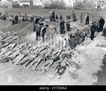 Deutsche Zivilisten aus Schwarzenfeld graben Gräber für die Wiederbestattung von 140 ungarischen, russischen und polnischen Juden, die aus einem Massengrab in der Nähe der Stadt exhumiert wurden. Die Opfer starben während eines Evakuierungstransports aus dem KZ Flossenbühn. Aktionen wie diese waren Teil des Entnazifizierungsprozesses. Dieser Prozess war ein Versuch, die Kultur und Gesellschaft Deutschlands und Österreichs von nationalsozialem Einfluss und Ideologie zu befreien. Ein Teil des Prozesses bestand darin, die Öffentlichkeit mit den Beweisen für die Verbrechen zu konfrontieren, die in ihrem Gebiet begangen wurden. Stockfoto