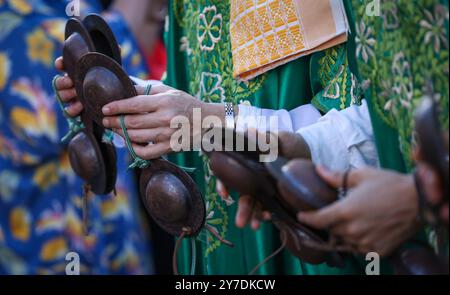 Spüren Sie den Herzschlag Marokkos durch die gefühlvollen Rhythmen von Gnaoua! 🎶✨ verwurzelt in alten Traditionen, verbindet Gnaoua Musik kraftvolle Trommelschläge Stockfoto