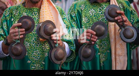 Spüren Sie den Herzschlag Marokkos durch die gefühlvollen Rhythmen von Gnaoua! 🎶✨ verwurzelt in alten Traditionen, verbindet Gnaoua Musik kraftvolle Trommelschläge Stockfoto