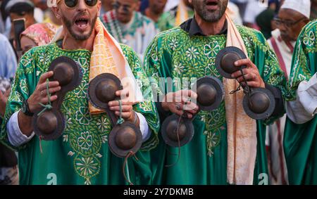 Spüren Sie den Herzschlag Marokkos durch die gefühlvollen Rhythmen von Gnaoua! 🎶✨ verwurzelt in alten Traditionen, verbindet Gnaoua Musik kraftvolle Trommelschläge Stockfoto