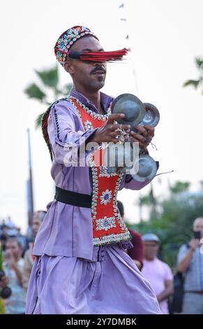 Spüren Sie den Herzschlag Marokkos durch die gefühlvollen Rhythmen von Gnaoua! 🎶✨ verwurzelt in alten Traditionen, verbindet Gnaoua Musik kraftvolle Trommelschläge Stockfoto