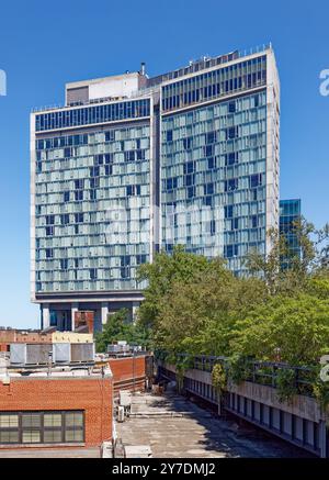 Ennead Architects entwarf die Standard High Line als aufklappbare Mengen aus Beton und Glas, die die High Line auf fünf Piloten überspannten. Stockfoto