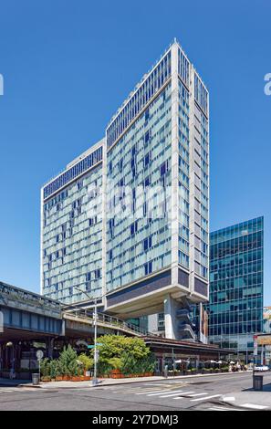 Ennead Architects entwarf die Standard High Line als aufklappbare Mengen aus Beton und Glas, die die High Line auf fünf Piloten überspannten. Stockfoto