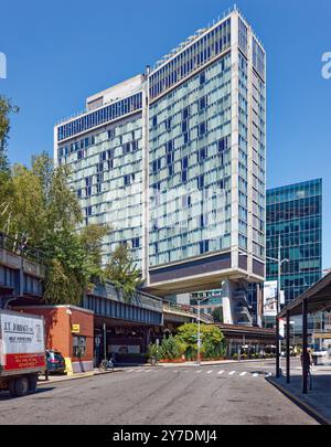 Ennead Architects entwarf die Standard High Line als aufklappbare Mengen aus Beton und Glas, die die High Line auf fünf Piloten überspannten. Stockfoto