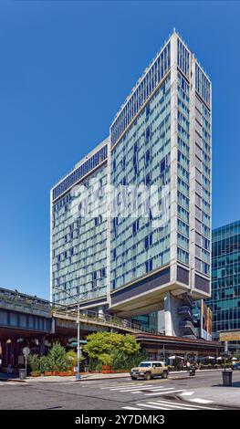 Ennead Architects entwarf die Standard High Line als aufklappbare Mengen aus Beton und Glas, die die High Line auf fünf Piloten überspannten. Stockfoto