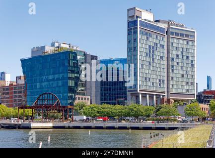 40 Tenth Avenue, 860 Washington Street und die Standard High Line, die sich auf der High Line befinden, von der Gansevoort Peninsula aus gesehen. Stockfoto