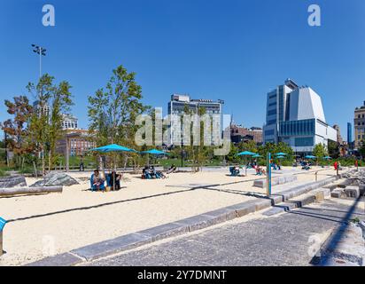 Gansevoort Beach, Teil des Hudson River Park, mit Standard High Line, Whitney Museum of American Art und Meatpacking District im Hintergrund. Stockfoto