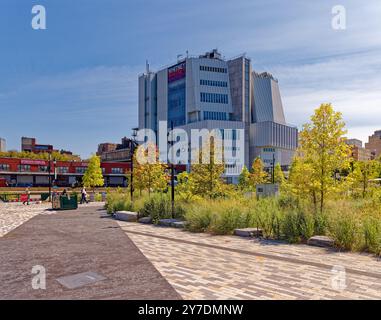 Renzo Piano entwarf das Whitney Museum of American Art als einen riesigen asymmetrischen Block aus industriellen blau-grauen Stahlplatten, der an die High Line gebunden war. Stockfoto