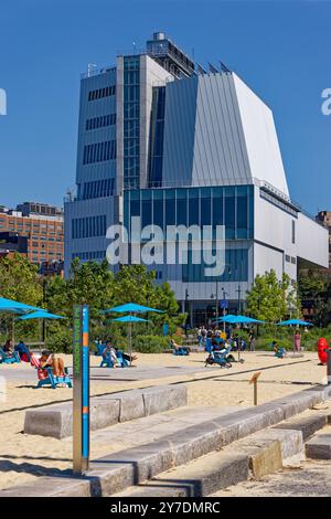 Renzo Piano entwarf das Whitney Museum of American Art als einen riesigen asymmetrischen Block aus industriellen blau-grauen Stahlplatten, der an die High Line gebunden war. Stockfoto