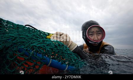 The Last of the Sea Women (2024) unter der Regie von Sue Kim. Dokumentarfilm über eine wilde Gruppe südkoreanischer Taucher auf der Insel Jeju, die für die Rettung ihrer verschwindenden Kultur kämpfen. Werbung noch ***NUR REDAKTIONELLE VERWENDUNG***. Kredit: BFA / Apple TV+ Stockfoto