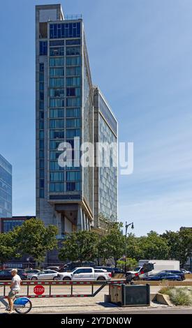 Ennead Architects entwarf die Standard High Line als aufklappbare Mengen aus Beton und Glas, die die High Line auf fünf Piloten überspannten. Stockfoto