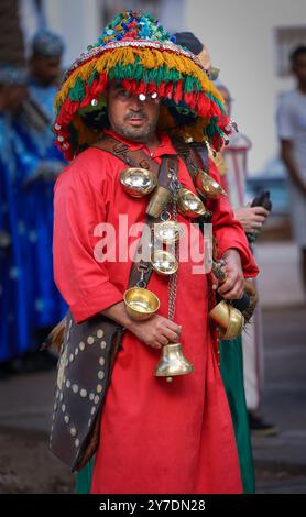 Spüren Sie den Herzschlag Marokkos durch die gefühlvollen Rhythmen von Gnaoua! 🎶✨ verwurzelt in alten Traditionen, verbindet Gnaoua Musik kraftvolle Trommelschläge Stockfoto