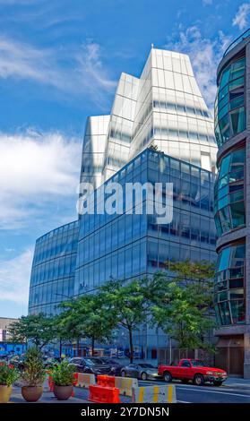 Die wehenden, weiß-frittierten Glassegel des von Frank Gehry entworfenen IAC Building, vom Eingang zur One High Line in der West 18th Street aus gesehen. Stockfoto