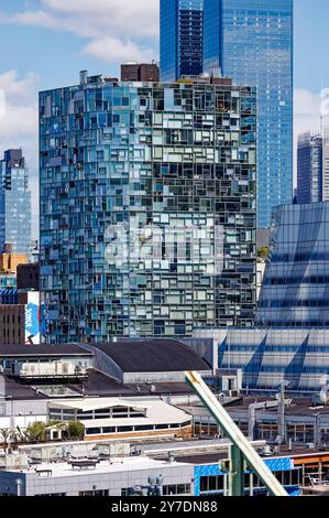 Die einzigartige abstrakte Glasmosaikfassade der von Jean Nouvel entworfenen 100 11th Avenue in NYC Chelsea, vom Dach des Pier 57 aus gesehen. Stockfoto