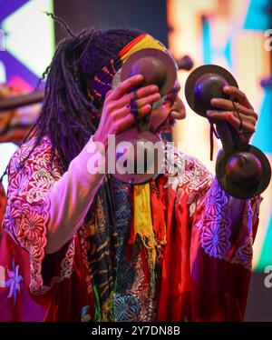 Spüren Sie den Herzschlag Marokkos durch die gefühlvollen Rhythmen von Gnaoua! 🎶✨ verwurzelt in alten Traditionen, verbindet Gnaoua Musik kraftvolle Trommelschläge Stockfoto