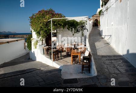 Caffee in wunderschöner mittelalterlicher Architektur von Lindos Stadt auf Rhodos, Griechenland. Stockfoto