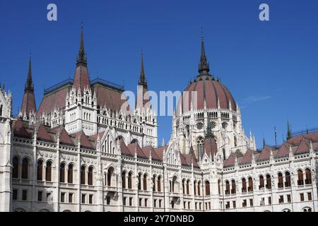Ungarns kunstvolles gotisches Parlamentsgebäude, Nahaufnahme der Ostseite Stockfoto
