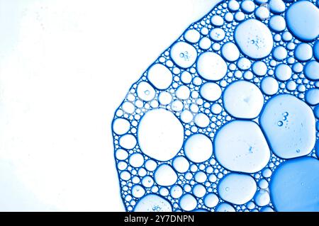 Ölblasen in einem molekularen Abstract in Blau Stockfoto