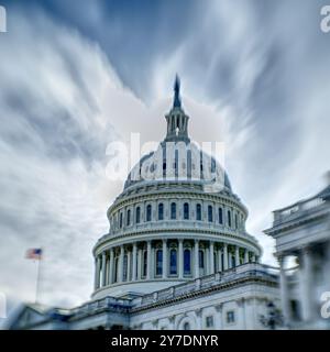 Kuppel des US-Kapitols von der Ostfront aus gesehen, neu die Treppe, die vom Senat absteigt. Stockfoto