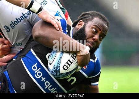 Leicester, Großbritannien. September 2024. B OBANO of Bath Rugby wurde am 29. September 2024 in Leicester, Großbritannien, am 29. September 2024 in Leicester, Großbritannien, beim Gallagher Premiership Match Leicester Tigers vs Bath Rugby in der Welford Road, Leicester, Großbritannien, angegriffen. (Foto: Mark Dunn/News Images/SIPA USA) Credit: SIPA USA/Alamy Live News Stockfoto