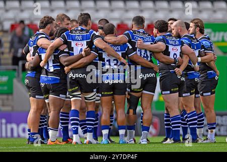 Leicester, Großbritannien. September 2024. Bath Rugby Team Huddle während des Gallagher Premiership Matches Leicester Tigers vs Bath Rugby in der Welford Road, Leicester, Vereinigtes Königreich, 29. September 2024 (Foto: Mark Dunn/News Images) in Leicester, Vereinigtes Königreich am 29. September 2024. (Foto: Mark Dunn/News Images/SIPA USA) Credit: SIPA USA/Alamy Live News Stockfoto