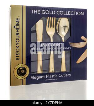 Winneconne, WI - 25. Juni 2024: Ein Paket mit Stock Your HOME Gold Collection elegan Plastikbesteck auf isoliertem Hintergrund. Stockfoto