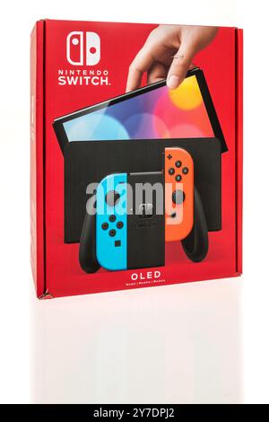 Winneconne, WI - 25. Juni 2024: Ein Paket von Nintendo Switch Handspielsystem auf isoliertem Hintergrund. Stockfoto