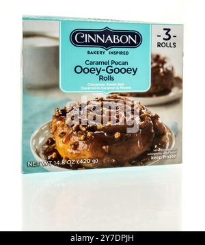 Winneconne, WI - 25. Juni 2024: Ein Paket von Cinnabon Caramel Pekan Oey Gooey Brötchen auf einem isolierten Hintergrund. Stockfoto