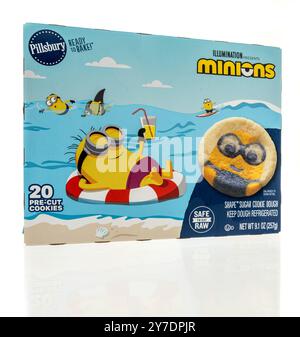 Winneconne, WI - 25. Juni 2024: Ein Paket Pillsbury, das bereit ist, Minions Sugar Cookie Teig Cookies auf einem isolierten Hintergrund zu backen. Stockfoto