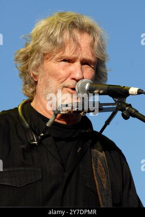 Indio, USA. September 2024. Der Künstler, Sänger, Songwriter, Schauspieler und Aktivist Kris Kristofferson, 88 Jahre alt, verstarb friedlich zu Hause in Maui, Hawaii am 28. September, umgeben von einer Familie. -------------------------------------------------------------------------------- 6. Mai 2007 Indio, CA. Kris Kristofferson das erste Stagecoach Country Music Festival im Empire Polo Field © Kirkland/AFF-USA. COM Credit: AFF/Alamy Live News Stockfoto