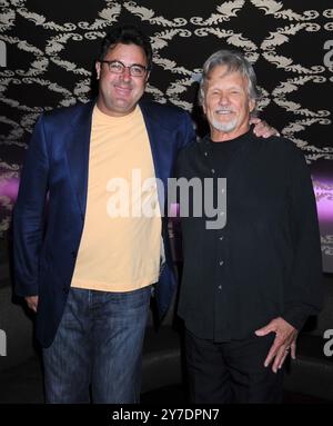 Los Angeles, USA. September 2010. 23. September 2010 Los Angeles, CA. Vince Gill und Kris Kristofferson Country Music Hall of Fame und Museum's 'All for the Hall' Spendenkonzert im Club Nokia at L.A. Live © Tammie Arroyo/AFF-USA. COM Credit: AFF/Alamy Live News Stockfoto